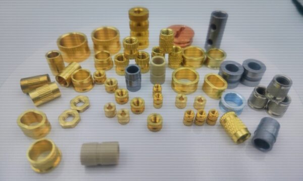 Threaded inserts for plastics:usually threaded sleeves, nuts, pins, etc. made of metal (such as copper, steel, aluminum alloy) or high-strength engineering plastics, embedded in the injection molded parts